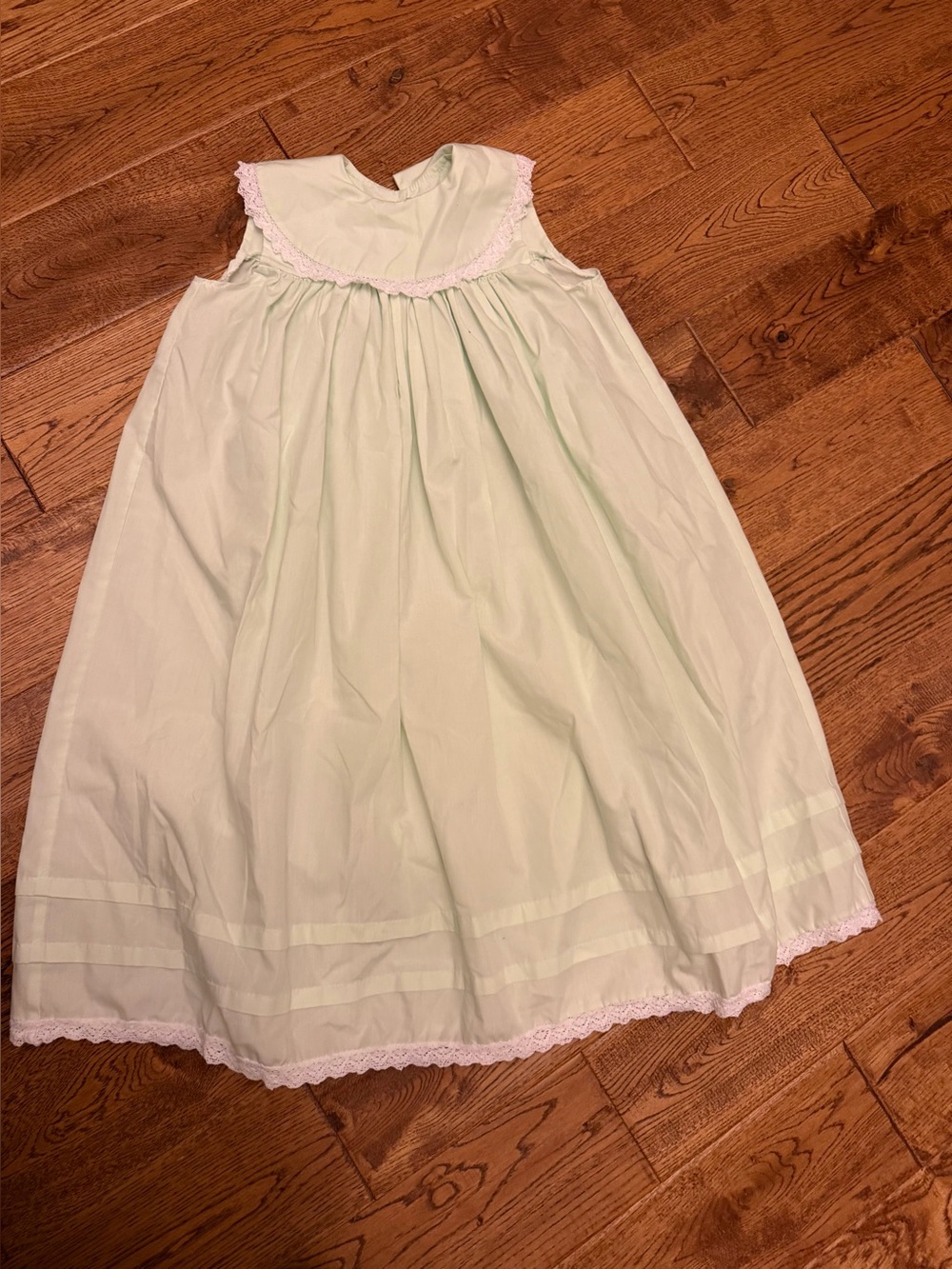 Victorian Heirlooms Dress size 6 light green perfect condition smoke pet free